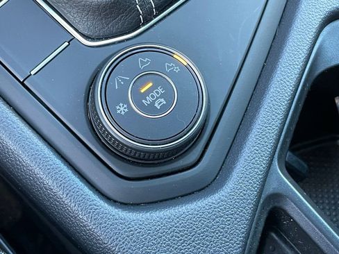 Certified 2022 Volkswagen Taos SE image 21