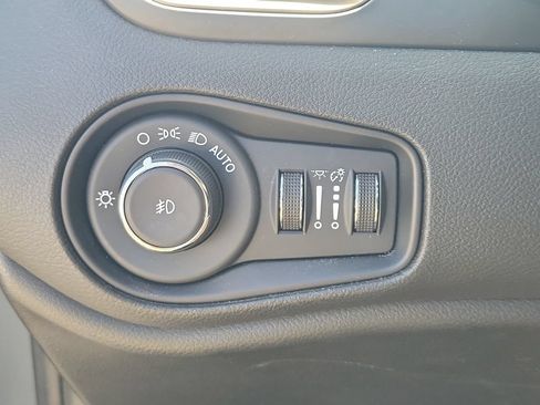 Used 2023 Jeep Renegade Latitude AWD/4WD image 19