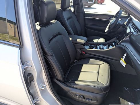 New 2025 Jeep Grand Cherokee Limited w/ Luxury Tech Group II AWD/4WD image 39