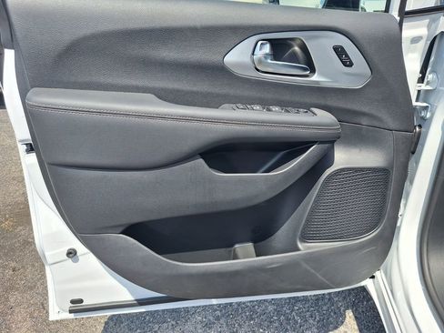 New 2026 Chrysler Pacifica Limited w/ S Appearance Package image 16