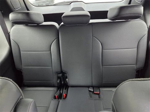 Used 2025 Chevrolet Traverse LT image 14