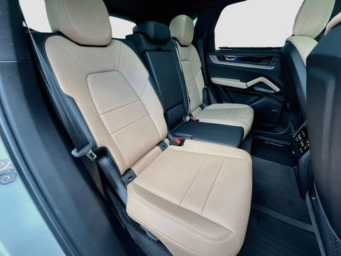 Certified 2025 Porsche Cayenne AWD/4WD image 29