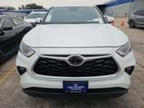 Used 2023 Toyota Highlander LE image 2