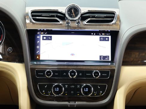 Used 2021 Bentley Bentayga AWD/4WD image 31