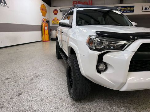 Used 2020 Toyota 4Runner SR5 AWD/4WD image 14