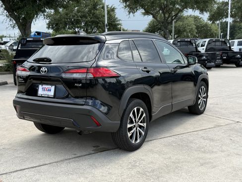 Used 2025 Toyota Corolla Cross XLE FWD image 5