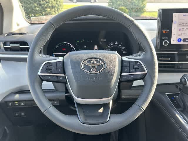 Used 2026 Toyota Sienna XLE AWD/4WD image 8