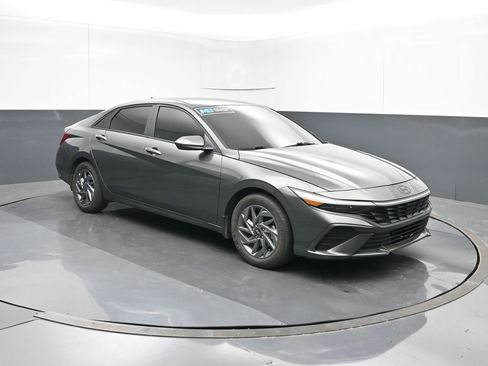 Used 2024 Hyundai Elantra Blue image 7