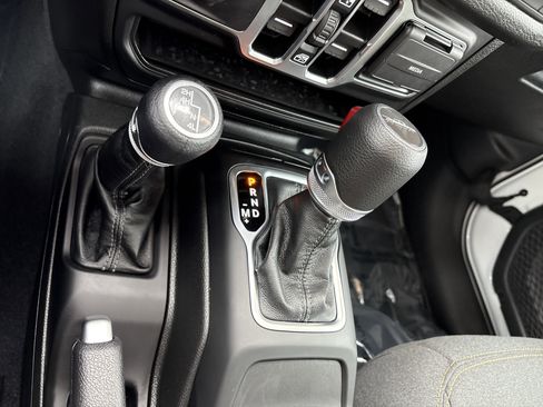 Certified 2025 Jeep Gladiator Sport image 32