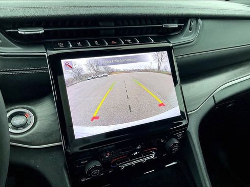 Used 2024 Jeep Grand Cherokee Limited image 19