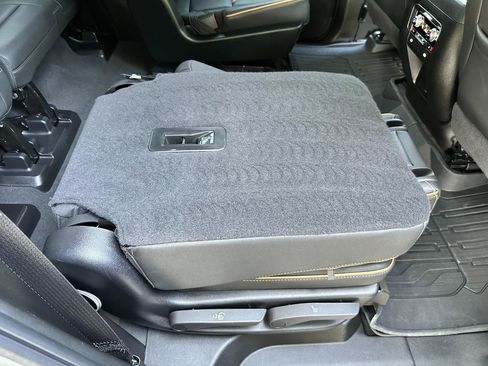 Used 2024 GMC Yukon AT4 w/ Technology Package AWD/4WD image 29