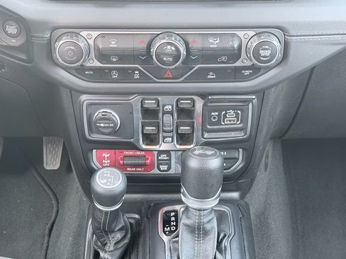 Used 2025 Jeep Wrangler Unlimited Rubicon AWD/4WD image 17