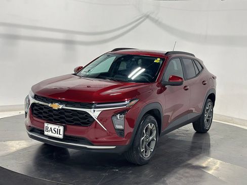 Used 2024 Chevrolet Trax LT FWD image 8