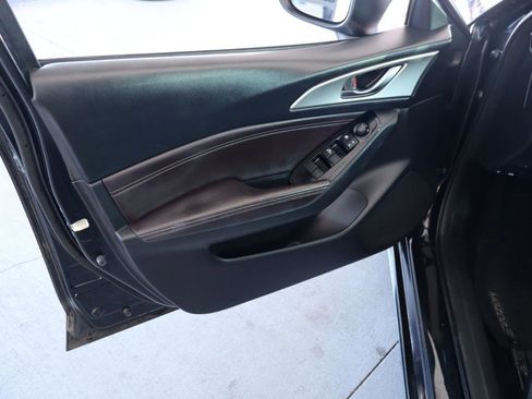 Used 2018 MAZDA MAZDA3 Touring w/ Appearance Package image 12