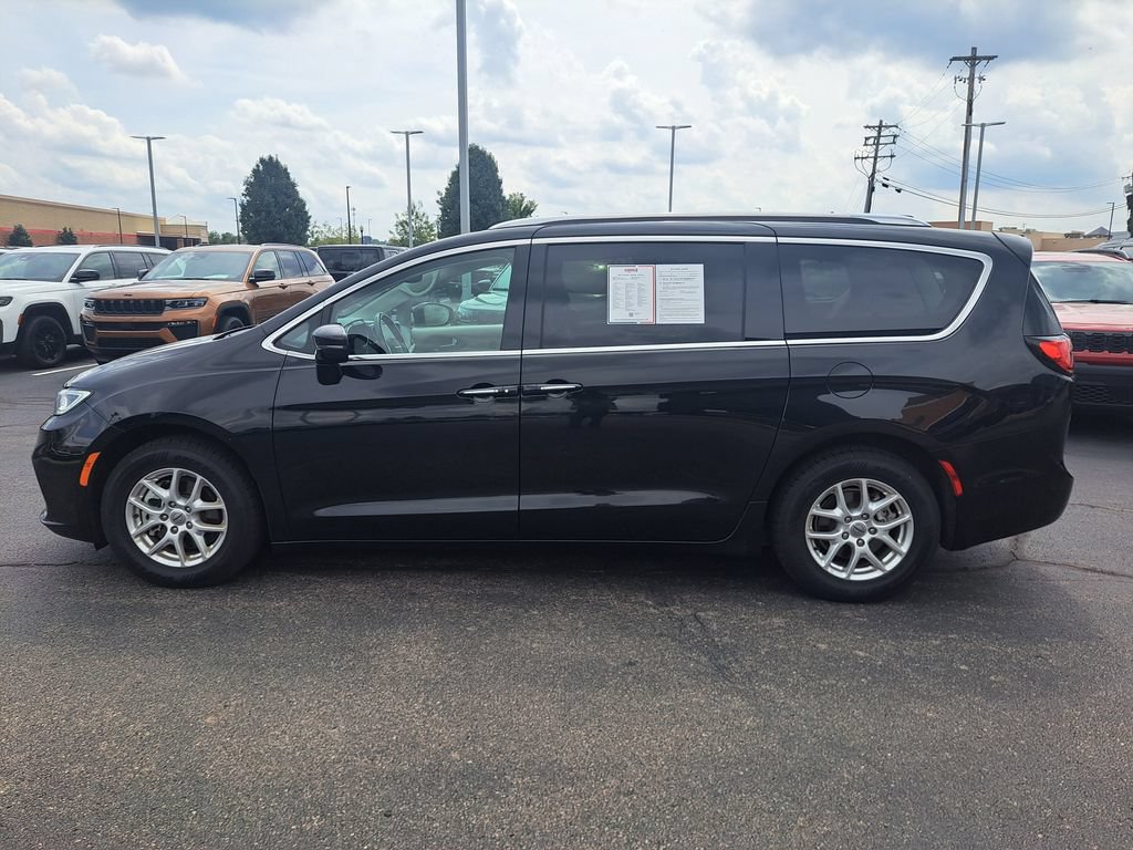 Used 2021 Chrysler Pacifica Touring-L FWD image 6