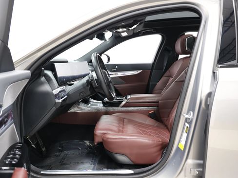Used 2023 BMW 740i w/ Parking Assistance Package RWD image 13