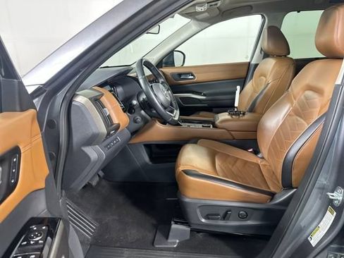 Used 2023 Nissan Pathfinder Platinum w/ Cargo Package image 11