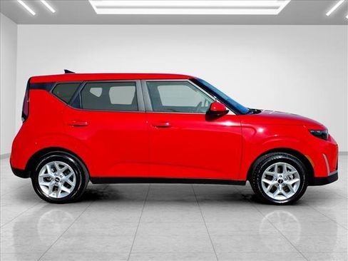 Used 2025 Kia Soul LX w/ LX Technology Package FWD image 12