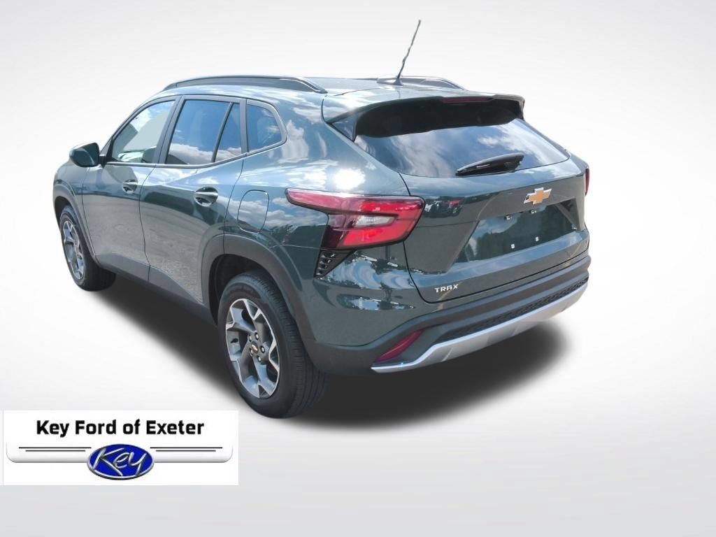 Used 2025 Chevrolet Trax LT FWD image 8