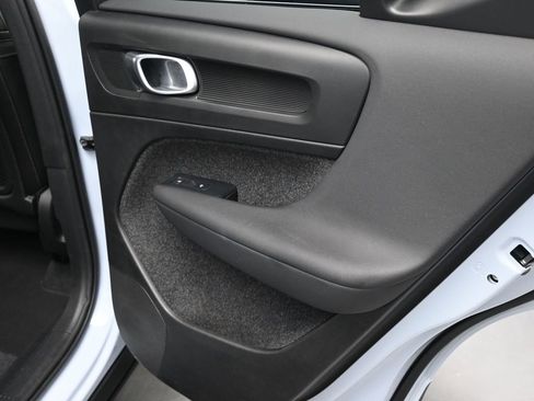 Used 2025 Volvo XC40 B5 Plus image 17