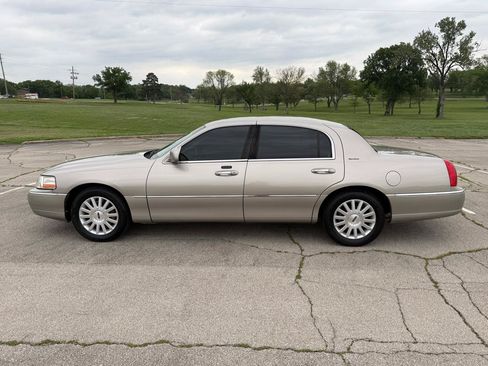 Used 2003 Lincoln Town Car Signature RWD image 3