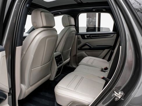 Used 2019 Porsche Cayenne image 32