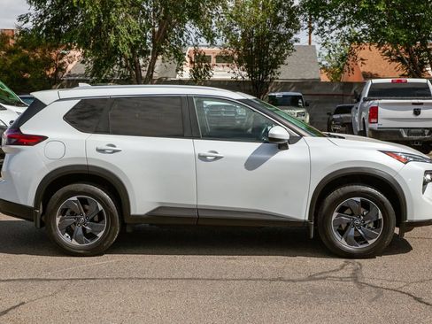 Used 2024 Nissan Rogue SV w/ SV Premium Package AWD/4WD image 4