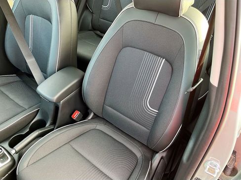 Used 2025 Hyundai Venue Limited FWD image 22
