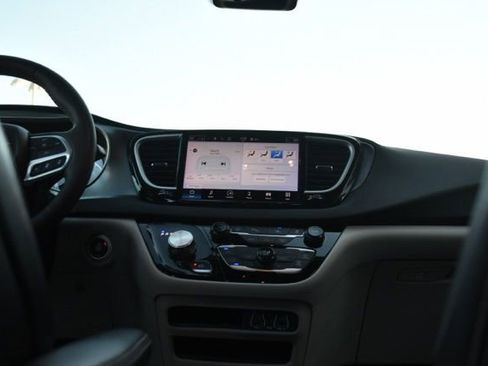 Used 2024 Chrysler Pacifica Touring-L FWD image 11