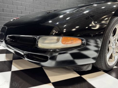 Used 2004 Chevrolet Corvette Coupe w/ Roof Package image 16