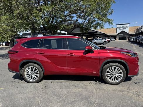 Used 2023 Toyota Highlander Platinum AWD/4WD image 4