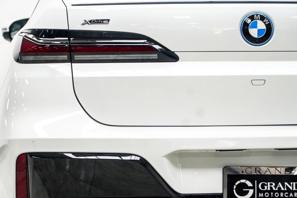 Used 2025 BMW 750e xDrive w/ Executive Package AWD/4WD image 23