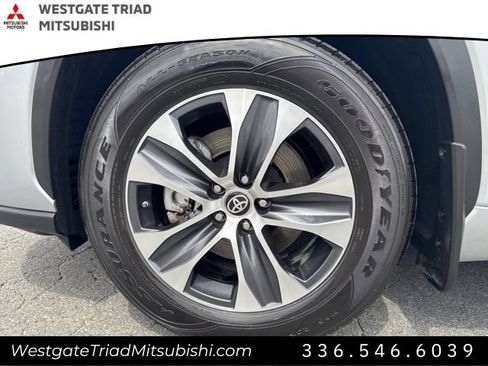 Used 2024 Toyota Highlander XLE AWD/4WD image 22