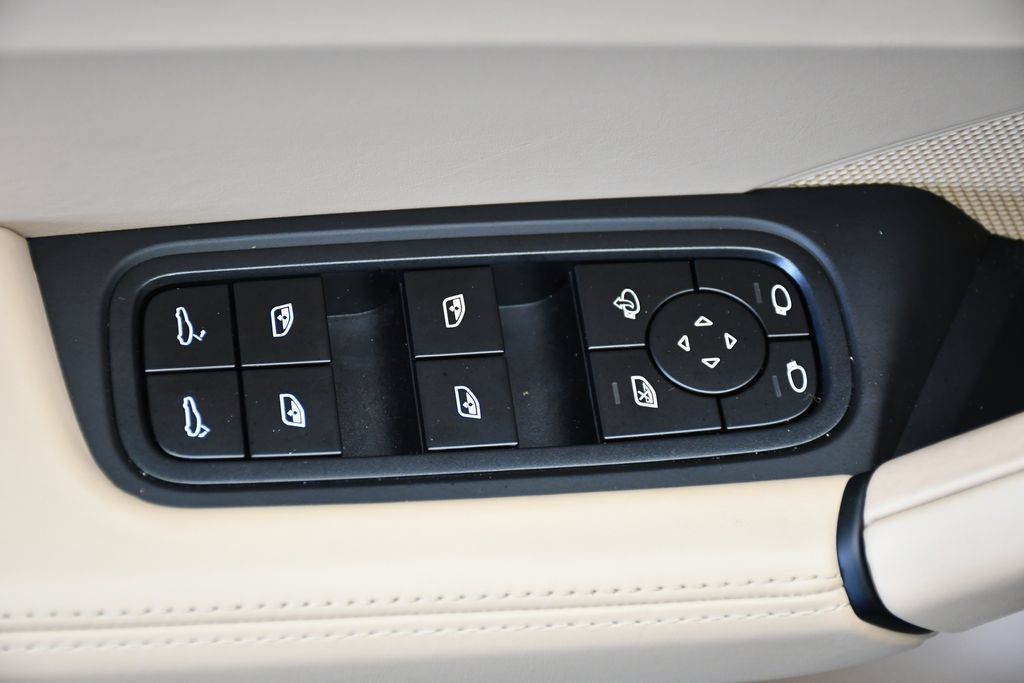 Certified 2025 Porsche Cayenne AWD/4WD image 37