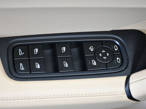 Certified 2025 Porsche Cayenne AWD/4WD image 37