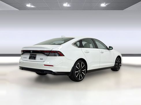 Used 2023 Honda Accord Touring image 9