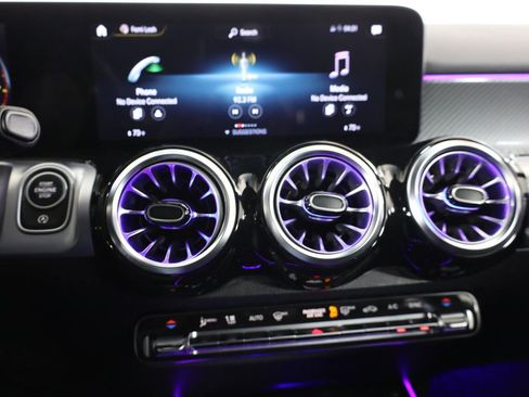 Used 2023 Mercedes-Benz GLB 250 4MATIC image 17