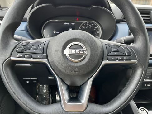 Used 2025 Nissan Versa SV image 28