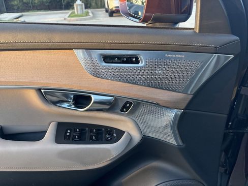 Certified 2025 Volvo XC90 T8 Ultra w/ Lounge Package image 17