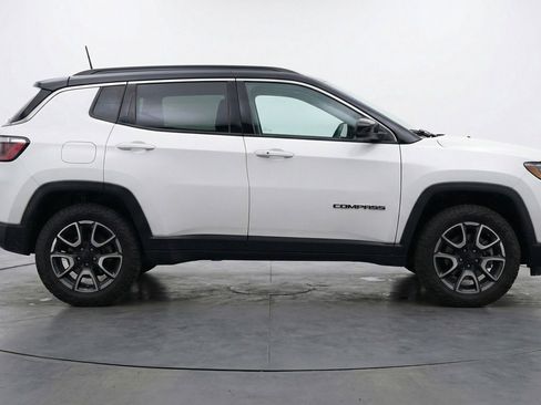 Used 2025 Jeep Compass Trailhawk image 11