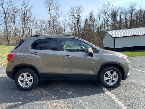 Certified 2022 Chevrolet Trax LT w/ LT Convenience Package image 2