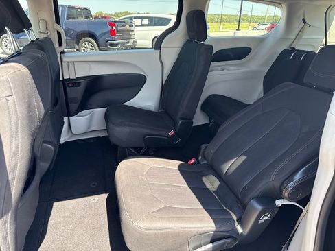 Used 2017 Chrysler Pacifica Touring FWD image 25