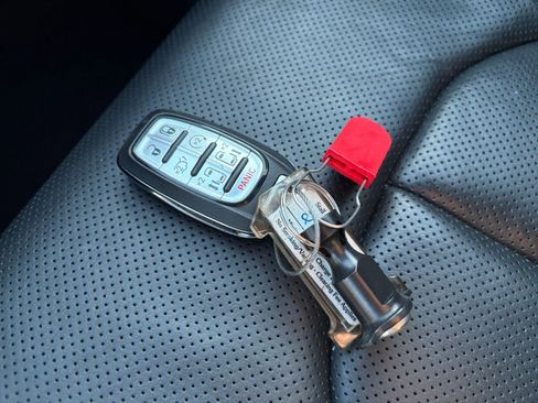 Used 2025 Chrysler Pacifica Limited image 18