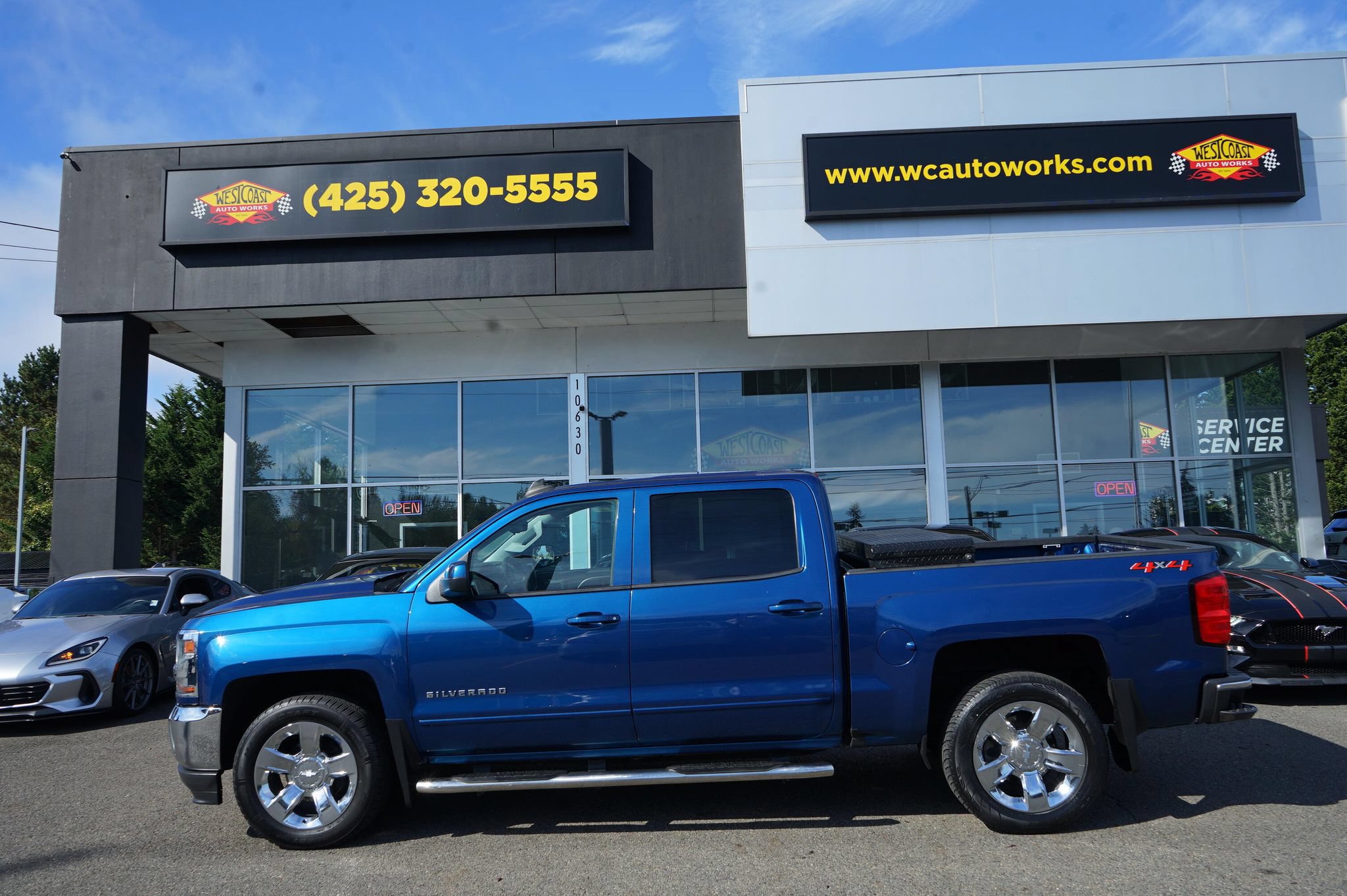 Used 2018 Chevrolet Silverado 1500 LT w/ LT Eassist Package AWD/4WD image 2