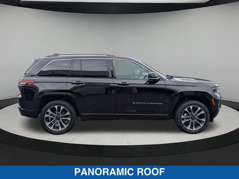 Used 2023 Jeep Grand Cherokee Overland w/ Luxury Tech Group IV AWD/4WD image 2