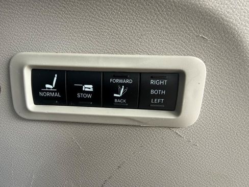 Used 2018 Chrysler Pacifica Limited FWD image 23