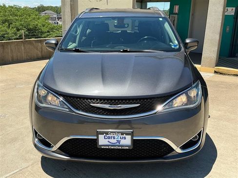 Used 2018 Chrysler Pacifica Touring-L FWD image 12