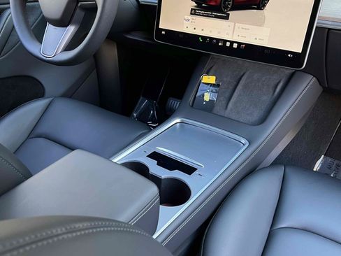 Used 2023 Tesla Model Y Long Range AWD/4WD image 18