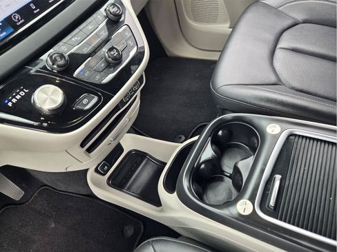 Used 2024 Chrysler Pacifica Touring-L FWD image 15