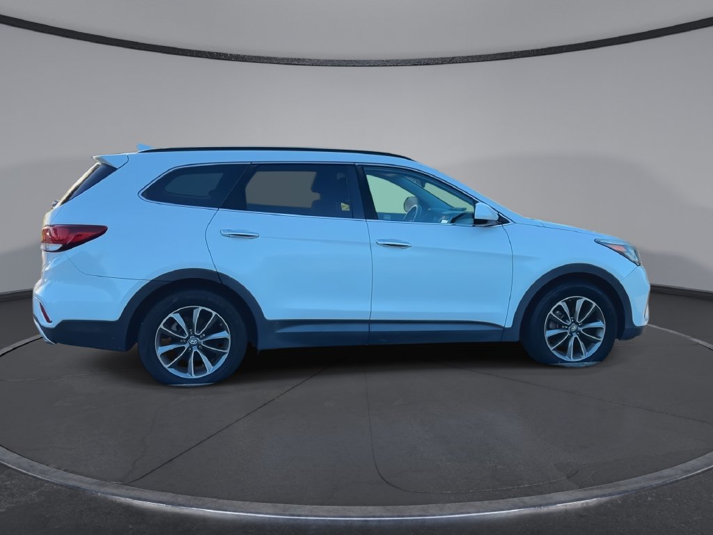 Used 2017 Hyundai Santa Fe SE FWD image 9